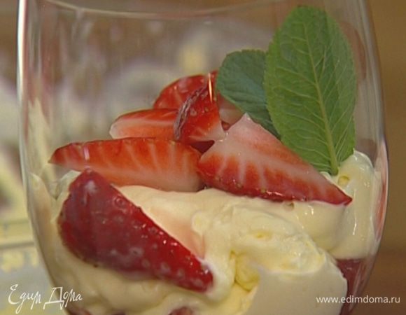 На дно прозрачных бокалов выложить пропитанное соусом печенье, сверху крем из маскарпоне, а затем свежую клубнику с сахарной пудрой. Украсить листьями мяты.  