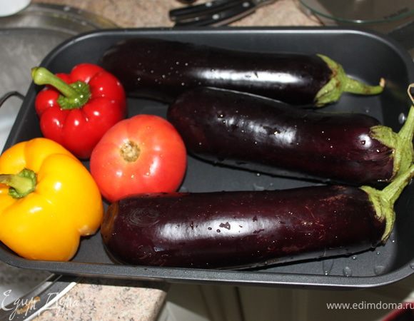 баклажаны,помидор,перец положить на противень и убрать в духовку на 50 мин на 180 градусов