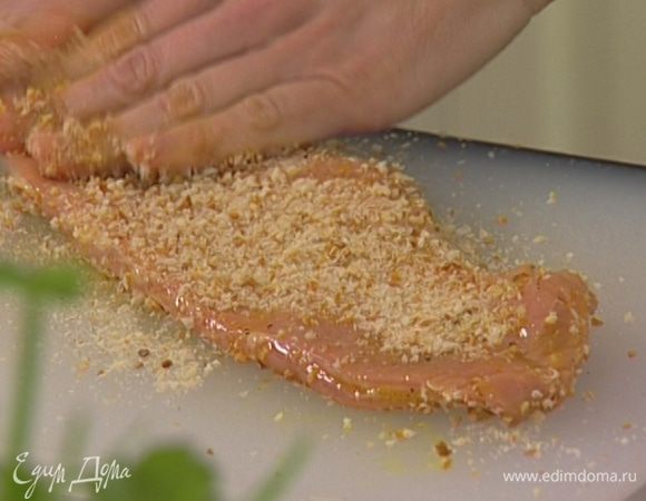 Отбивные обмакнуть в яйцо, затем обвалять в сухарях.
