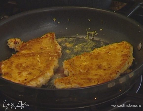 Разогреть в сковороде оливковое масло и жарить мясо несколько минут на одной стороне. Перевернуть отбивные на другую сторону, влить вино, добавить цедру и сок лимона, посыпать петрушкой и жарить еще пару минут. 