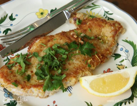 Оставшийся целый лимон порезать на дольки.
Подавать отбивные с дольками лимона.                             
