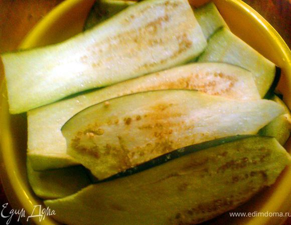 нарезать баклажаны язычками,посолить и дать постоять 15 минут