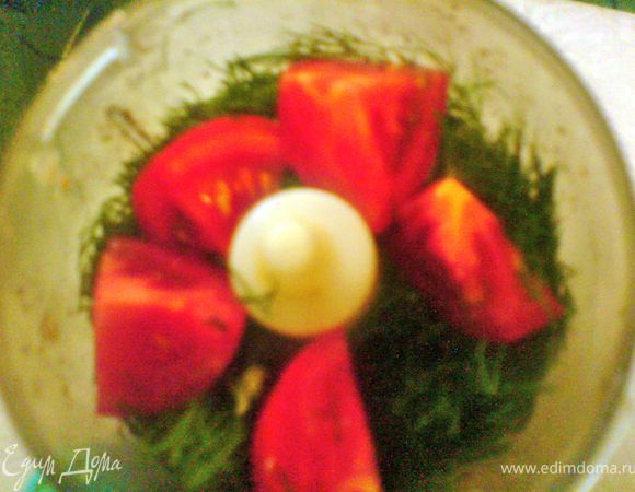 большую часть укропа,чеснок,орехи  и 1 помидор измельчить в блендере