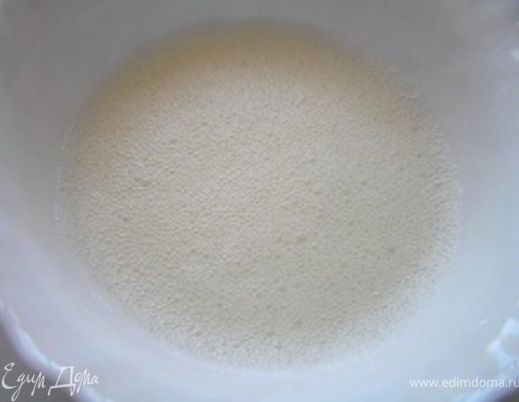Яичный белок слегка взбить вилкой.