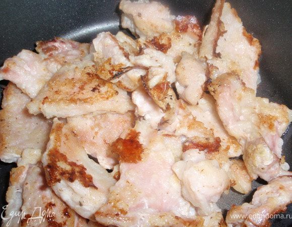 Смешать муку, соль и перец. Обвалять кусочки мяса и обжарить с двух сторон до золотистой корочки. Примерно по 3 минуты. Переложить в кастрюльку и накрыть крышкой. Пусть постоит пока мы готовим соус.