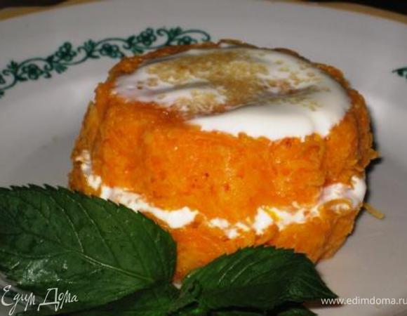 Морковь трем на мелкой терке, добавляем манку и белок, перемешиваем. раскладываем по кексницам, чуть присыпаем сахарком и в пароварку на 45 мин. Приготовление на пару наилучшим образом сохраняет витамины и вкусовые качества морковки, тыквы, вишни и т.д. Немного остужаем, извлекаем из формочек. Берем один кекс, ставим на тарелку широкой стороной вверх, кладем ложечку сметанки, присыпаем сахарком, накрываем другим кексиком широкой стороной вниз, сверху ложечку сметанки+сахарок. Приятного аппетита! P.S.: Для мамы на ужин очень даже. 