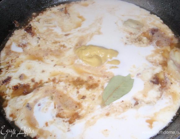 В сковороду, в которой обжаривали кролика добавить два раздавленных зубчика чеснока. Влить вино и оставить его на большом огне пока половина вина не выпарится. Затем добавить сливки, горчицу, лавр.лист и немного присолить. Очень ароматно! Пусть потушится ещё 5 минут.