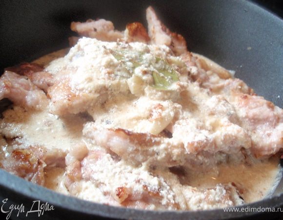 Перелить соус к кролику, поставить на маленький огонь и оставить тушиться минут на 40. Если у вас на кости то на 1 час. За 15 минут до конца положить мелко нарубленные свежие травы или сухие.