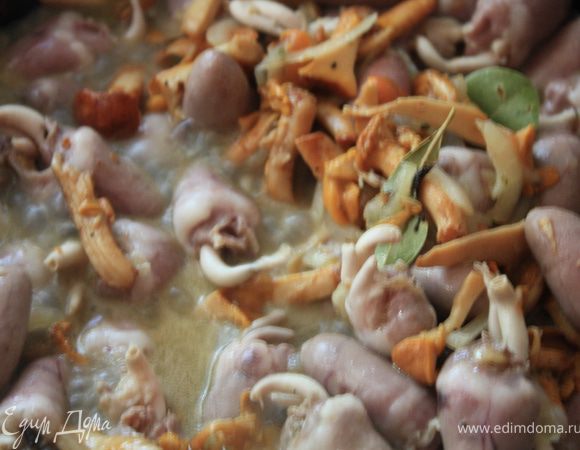 Готовим начинку: нарезанный лук обжариваем на оливковом масле до золотистого цвета. Добавляем лисички,лавровый лист, солим, перчим по вкусу. Жарим, помешивая пока лисички не пустят сок и не начнут румянится. Добавляем сердечки, если сок на сковородке начнет выпариваться, добавить куриный бульон (мне кажется здесь и белое вино было бы очень кстати вместо бульона))). Жарим до готовности, если есть необходимость добавляем еще немного соли и перца.