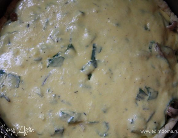 В готовое тесто выкладываем сначала сердечки с лисичками (желательно без сока), поскольку в процессе готовки масса у нас получится очень-очень сочная, можно для дренажа добавить к сердечками и грибам хлебные кубики. Я не люблю перегружать блюдо, и на мой вкус пусть лучше сок течет, но не все могут быть со мной согласны)))). Залить все яично-сырной заправкой. и отправить в духовку на 30-35 мин. Последние 5 минут присматривать, что бы не пригорело. Открываем духовку даем немного остыть, перекладываем на блюдо и зовем всех к столу)))) 