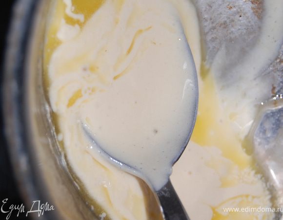 2 яйца взбила с сахаром и ванильным сахаром 5 минут на высокой скорости. Добавила муку, разрыхлитель и соль, взбила. Сливочное масло растопила, растерла с 1 ст.л. теста, добавила в остальное тесто и взбила.