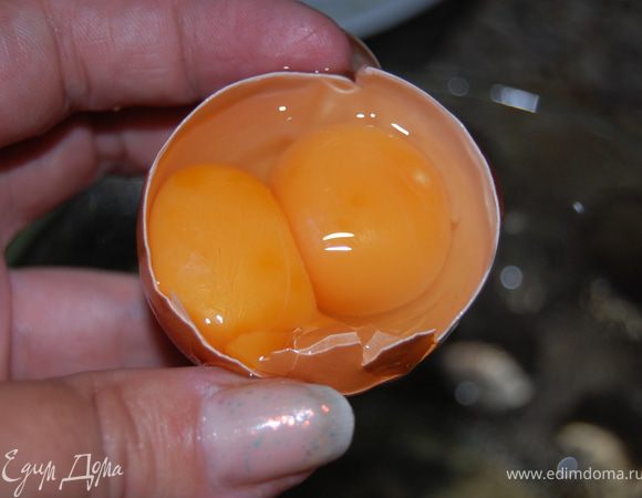 Далее пока корж остывает, 4-5 желтков взбить с сахарной пудрой венчиком в кастрюле. У меня такое впервые – яйца 4 ,а желтков 5! В одном оказалось сразу 2! 