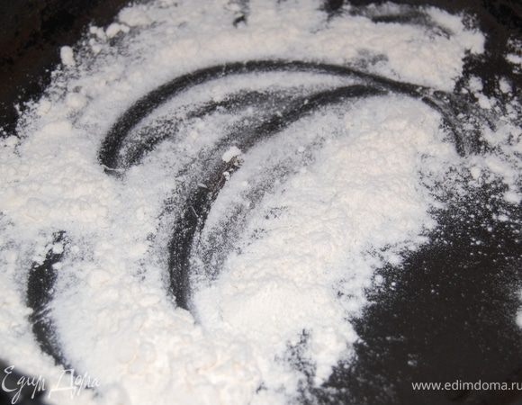 1 ст.л. муки поджарила на сковороде до кремового цвета и орехового запаха, вместе с крахмалом добавила в крем и взбила венчиком