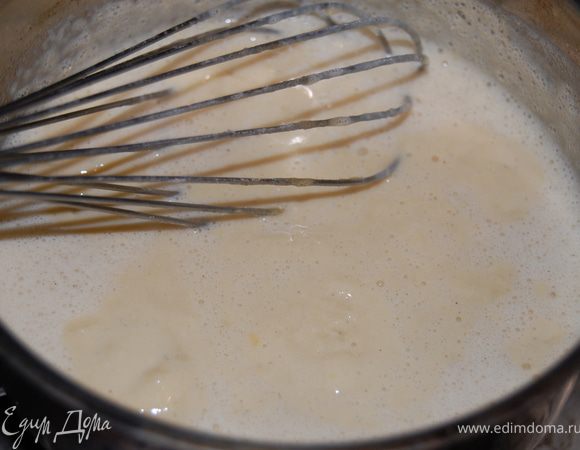 Молоко подогреть в кастрюле; помешивая, добавить 1/2 стакана крема. Когда молоко закипит, помешивая, влить в него оставшийся крем. Варить на среднем огне до загустения, постоянно помешивая (не доводить до кипения). Сняла с огня, остудила, периодически взбивая венчиком. 