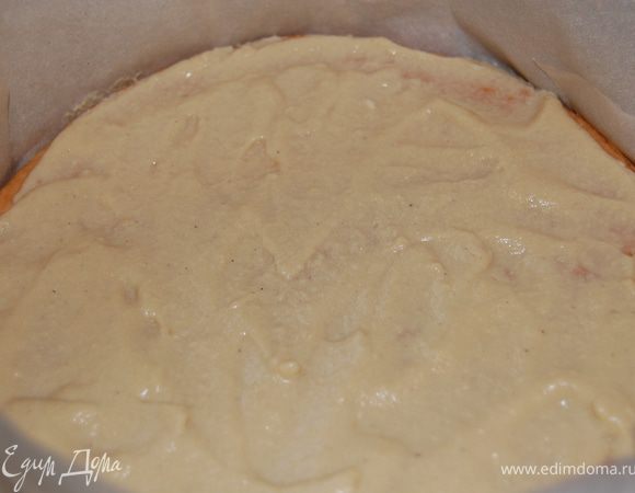 Бисквит выложила в форму (корж немного уменьшился в диаметре, поэтому я сделала бумажные бортики, чтобы крем не вытек) и часто проткнула корж ножом. Залила кремом, разровняла и убрала в холодильник на 30 минут. У меня немного крема осталось так что в следующий раз наверное количество еще уменьшу. И вообще, вполне возможно ,что тут подойдет и другой крем, на ваш вкус. 