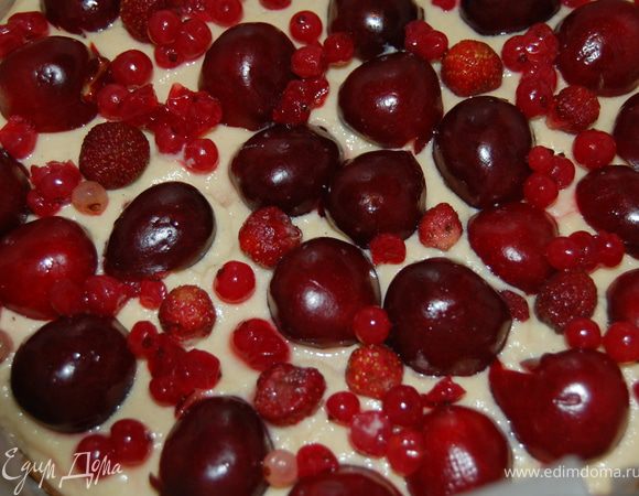 Выложила ягоды. У меня была свежая черешня, земляника и замороженная красная смородина. Смородину я залила кипятком, в этой воде потом разведу желе залить желе Раскладывала сначала крупные ягоды, потом в промежутки уже укладывала мелкие Из черешниессно удалила косточки и порезала ее напополам.