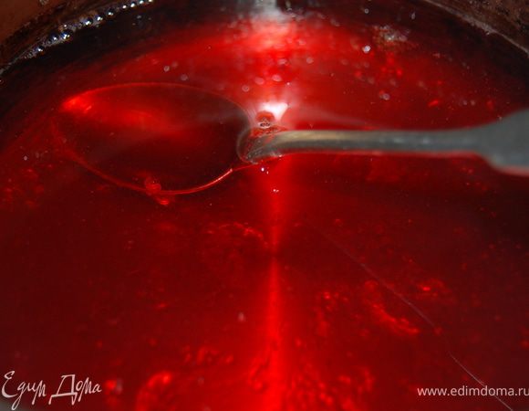 Желе. Смотрим на упаковку и делаем так, как там написано. У меня было фруктовое. Я заливала его горячей водой из под размороженных ягод, затем брала ложку и заливала торт. У меня все застыло быстро, я заливала в 2 этапа. В оригинале рецепта рекомендуют взять 2 упаковки желе, я вполне обошлась одной. 