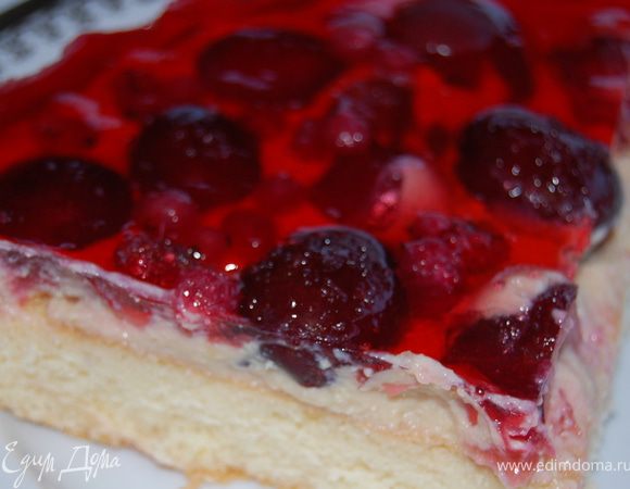 Убрала в холодильник, через час после последней заливки можно было уже и есть, но я пекла не для себя, завтра повезу свое юбилейное десятое безумие в гости! Надеюсь, что сфоткать в разрезе мне удастся! Всем приятного аппетита!
P.S. Пирог дорогу перенес отлично, был съеден с удовольствием! Всем удачи!

