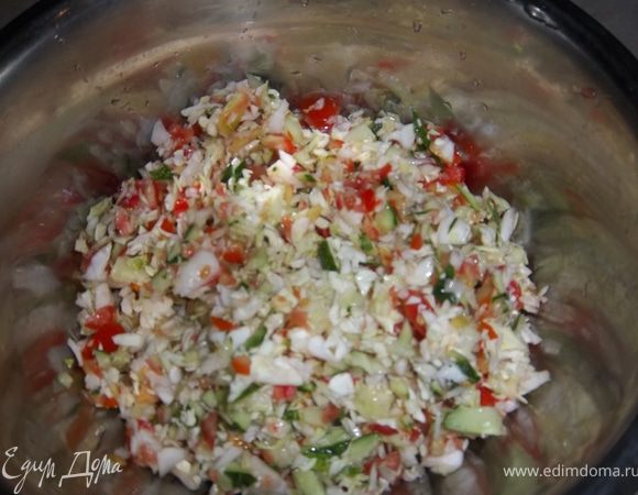 Нарезаем капусту, помидор и огурец