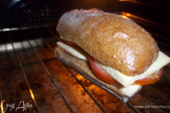 Приготовьте начинку для сэнндвича:нарежьте ломтиками сыр.Помидоры порежьте кружочками.Нарежьте хлеб, и на каждый кусочек положите сыр и помидор.Накройте другим ломтиком хлеба.Поместите сэндвичи на решетку гриля, сбрысгните олив.маслом.