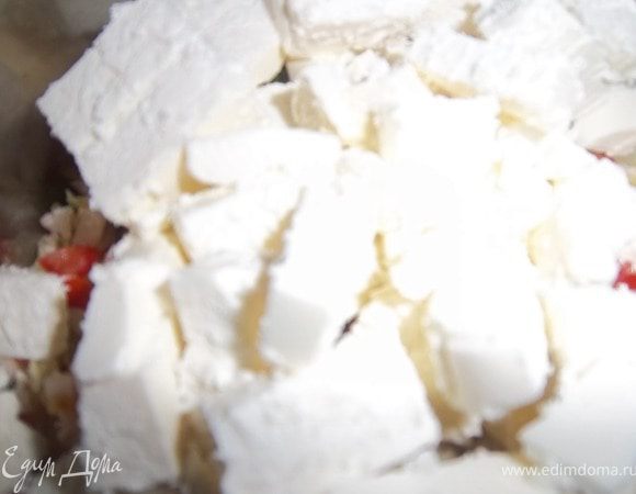 Нарезаем фету