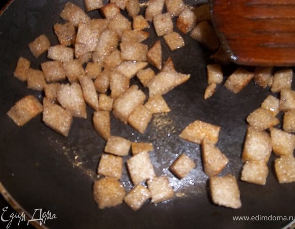 Поджариваем на масле хлеб