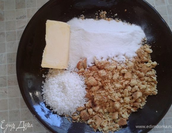 Протереть руками масло муку, печенье и кокосовую стружку.