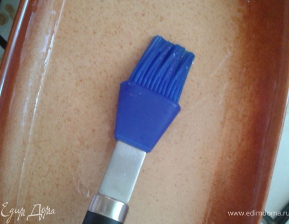 Смазываем жаропрочную форму растопленным сливочным маслом или растительным маслом. 