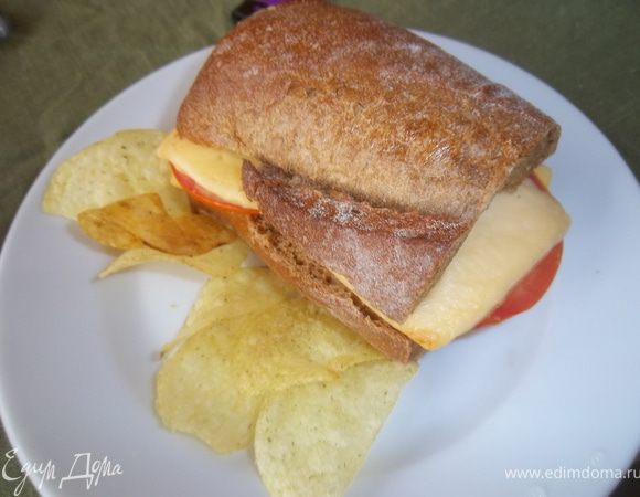 Хлеб должен подрумяниться, а сыр слегка расплавиться. Подавайте с чипсами