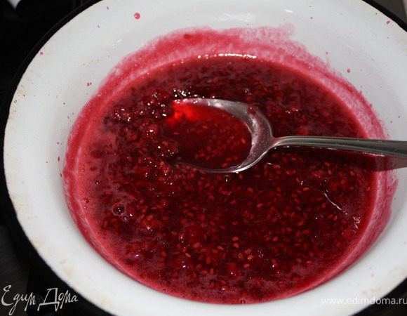Несколько ягод малины отложить для украшения. Остальные ягоды разделить пополам. Положить в кастрюльку 3 ст.л.сахара, половину малины и 3 ст.л. воды, дать закипеть и раздавить ягоды, поварить 2-3 мин.Получится жидкий конфитюр. 