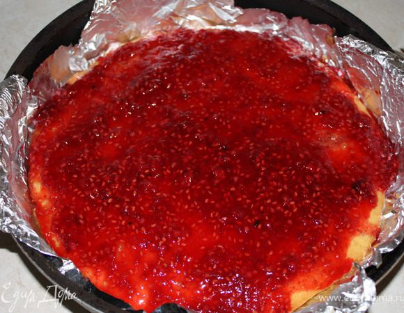 Нколоть вилкой основу для торта и пропитать горячим конфитюром.