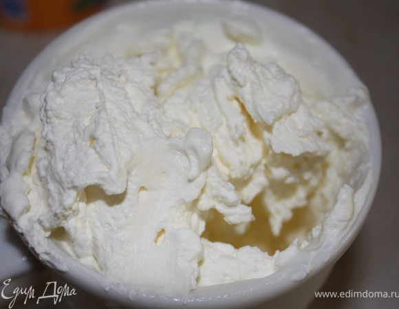 Приготовить суфле.Замочить желатин в небольшом кол-ве воды, ок. 50 гр., немного подогреть до растворения.Отдельно взбить сливки в плотную пену, отставить.