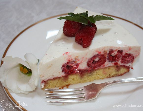 Перелить суфле на основу и поставить застывать на несколько часов в холодильник. Украсить по желанию.Приятного аппетита!!!