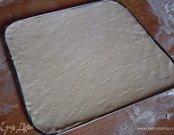 Слоеное тесто раскатываем не сильно и вырезаем квадрат 25x25 см., и из остатков теста нарезать маленькие ромбики. Перед выпечкой тесто накалываем во многих местах вилкой. Выпекаем корж при температуре 200гр. 15 минут, а затем выпекаем ромбики до зарумянивания.
Вишню и клубнику моем, обсушиваем и удаляем косточки из вишен. Растворяем желатин(у меня быстрорастворимый) в небольшом кол-ве горячей воды. Пудинг, сахар, молоко варим так как указано на упаковке. Желатин добавляем в горячий пудинг, хорошо перемешиваем и даем хорошенько остыть. Взбиваем сливки и соединяем их с остывшим пудингом. Затем добавляем вишню и клубнику, аккуратно перемешиваем.
Ягодно-пудинговую массу выкладываем на корж, а сверху кладем ромбики и убираем в холодильник на несколько часов.
Сливки взбиваем с ванильным сахаром и сахарной пудрой, делим их на две части. В одну из них добавляем 1 ст.л. вишневого сока и еще раз взбиваем. С помощью кондитерского мешка украшаем торт сливками, а сверху выкладываем вишню, черешню, клубнику и мяту.
Приятного аппетита!