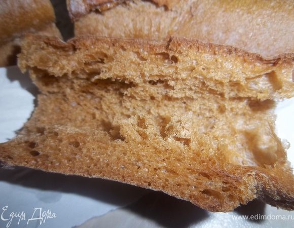 Слегка умните мякоть, смажьте хлеб заправкой.