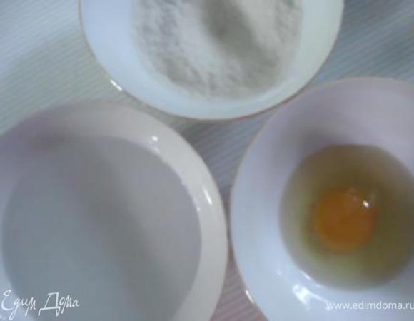 Сыр порезать ломтиками (не тонко). Подготовить три тарелочки: с водой, с мукой и с яйцом (его слегка взболтать).
На огонь поставить сковородку со сливочным маслом.