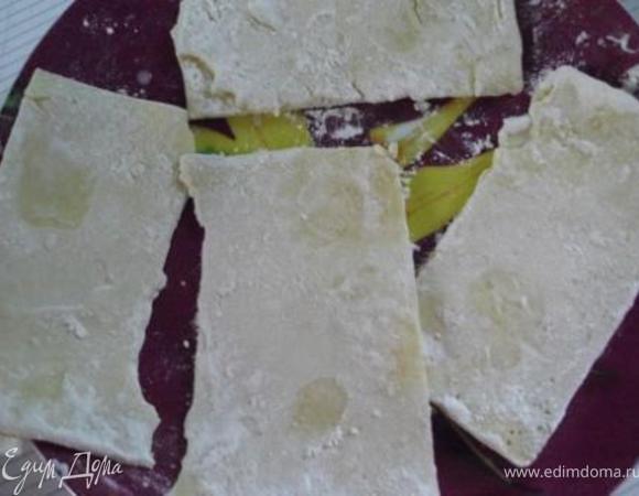 Ломтик сыра опустить в воду, обвалять в муке, обмакнуть в яйце и на сковородку. Жарить  с обеих сторон до золотистого цвета на среднем огне, чтобы сыр успел схватиться, но не успел расплавиться. 