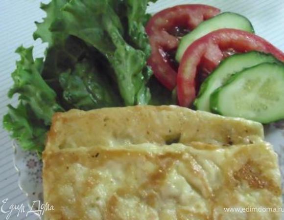 Подавать на листе салата со свежими овощами.