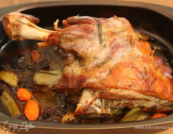 Когда мясо будет готово, выключить духовку и дать ягнятине постоять в горячей духовке еще около 10 минут.