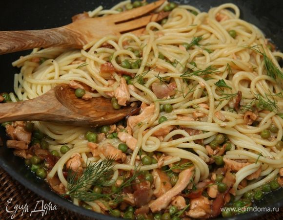 Макароны слить, выложить к рыбе, перемешать, посыпать укропом. Подавать тут же!