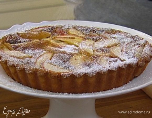 Готовый пирог остудить, затем вынуть из формы и посыпать сахарной пудрой.   
