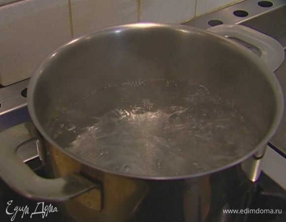 Вскипятить в кастрюле воду.