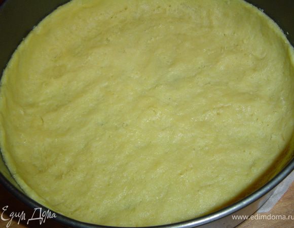 Муку соединяем с сахаром и солью и растираем быстро с размягченным сливочным маслом во влажную крошку, а затем добавляем желтки и замешиваем тесто. Готовое тесто накрываем пищевой пленкой и отправляем в холодильник на час.
Пока тесто отдыхает готовим начинку. Печенье перемалываем в блендере, а затем и миндаль. Добавляем к ним сахар, муку, масло, сметану, яйцо и желток, и взбиваем до однородной консистенции, а затем охлаждаем в холодильнике пол часа.
Тесто распределяем по дну разъемной формы так, чтобы получились бортики высотой не менее 2,5 см, затем накалываем его во многих местах вилкой и отправляем в разогретую до 180 гр. духовку на 10-12 минут. На корж выкладываем начинку, сверху кладем ягоды черешни, предварительно очищенные от косточек, а сверху накрываем половинками абрикос слегка придавливая. Выпекаем при температуре 180 гр. 30 минут.
Приятного аппетита!