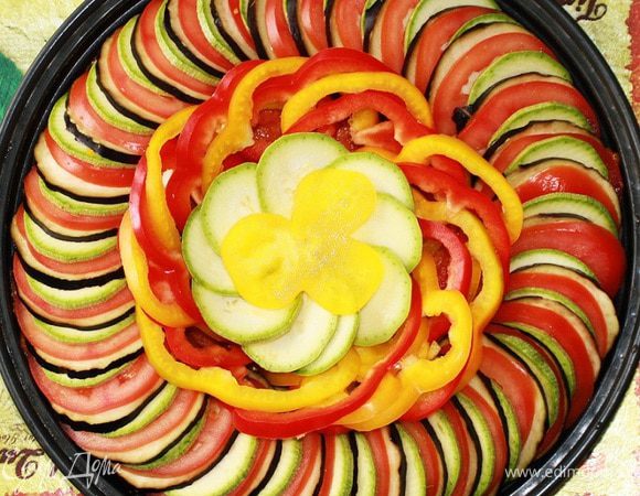 1 баклажан,
1 кабачок,
3 помидора
нарезать тоненькими кружочками. Затем поверх соуса выложить ломтики овощей по кругу. Овощи чередовать повторяя последовательность, пока форма не будет плотно заполнена ими. Я укладываю овощи только в один круг, а затем украшаю середину болгарским перцем и кабачками.

Сбрызнуть овощи оливковым маслом, посолить и поперчить. 

Листья с веточки тимьяна снять рукой и посыпать ими овощи. 

