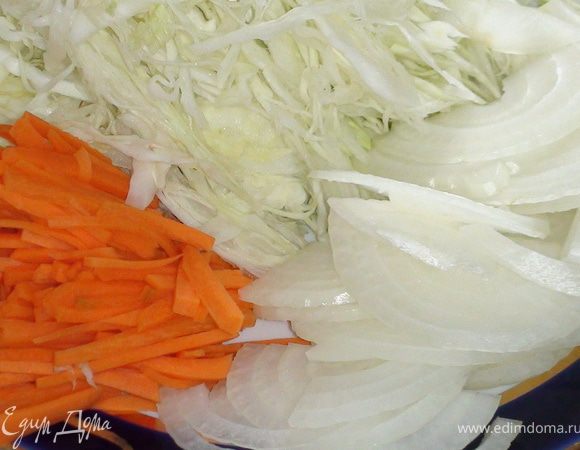 Нашинковать капусту, лук нарезать полукольцами, морковь соломкой, помидоры натереть на тёрке.