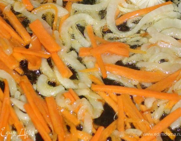 Обжарить лук на оливковом масле, добавить морковь, обжарить 2 мин.