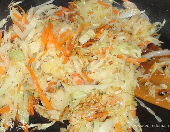 Добавить капусту и обжаривать ещё 7-10 мин.