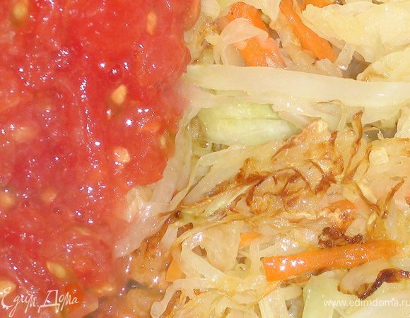 Добавить помидор, закрыть крышкой и потушить на среднем огне 5мин.