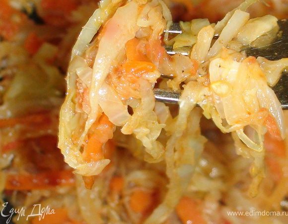 Когда приготовиться морковь, насыпать специи, перемешать, снять с огня.  Начинка готова.