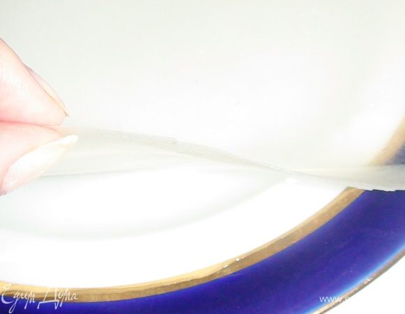 Рисовую бумагу по одному листу класть в холодную воду до размягчения (приблизительно на 1 мин.)